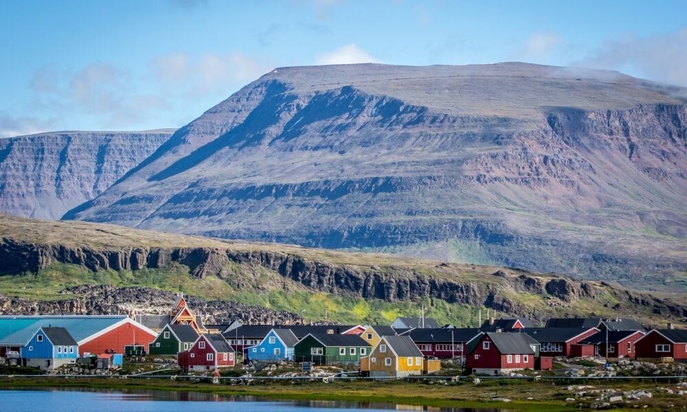 Qeqertarsuaq med basaltfjelde i baggrunden
